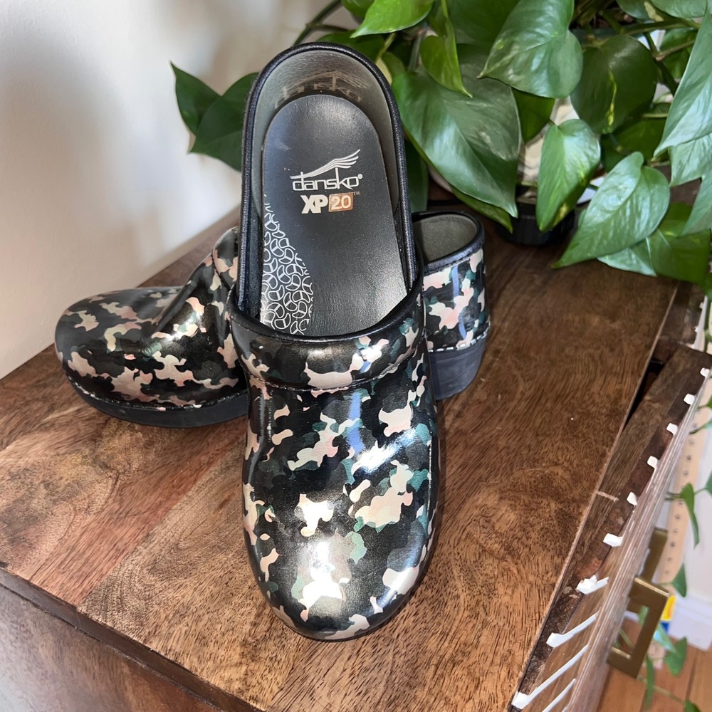 Dansko XP 2.0 Camo Patent Leather Clogs Womens Size 38/7.5 Waterproof Leather